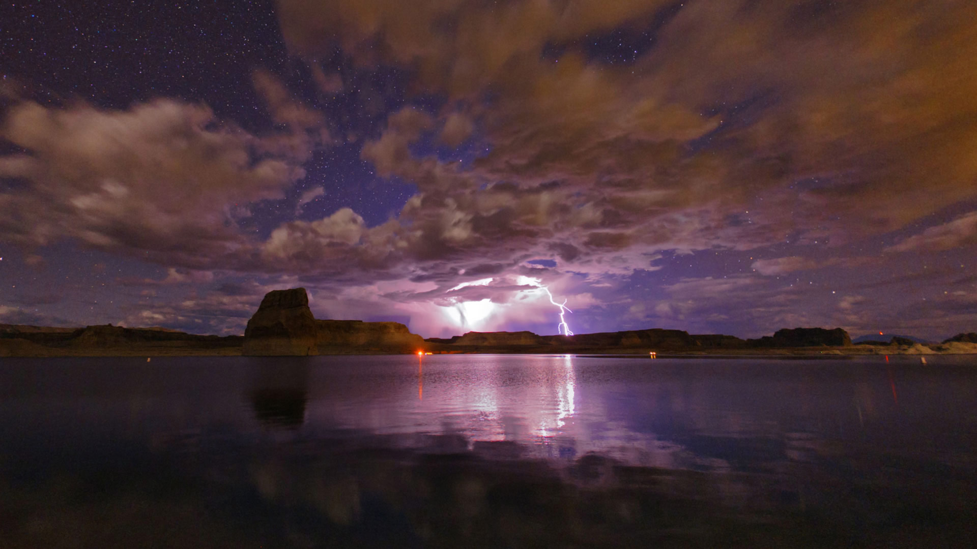 鲍威尔湖上空的雷暴，美国亚利桑那州
