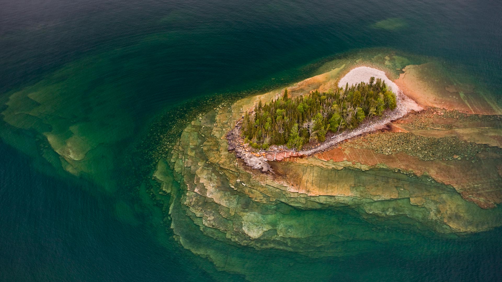 苏必利尔湖的岩石小岛鸟瞰图，桑德贝市，加拿大安大略省