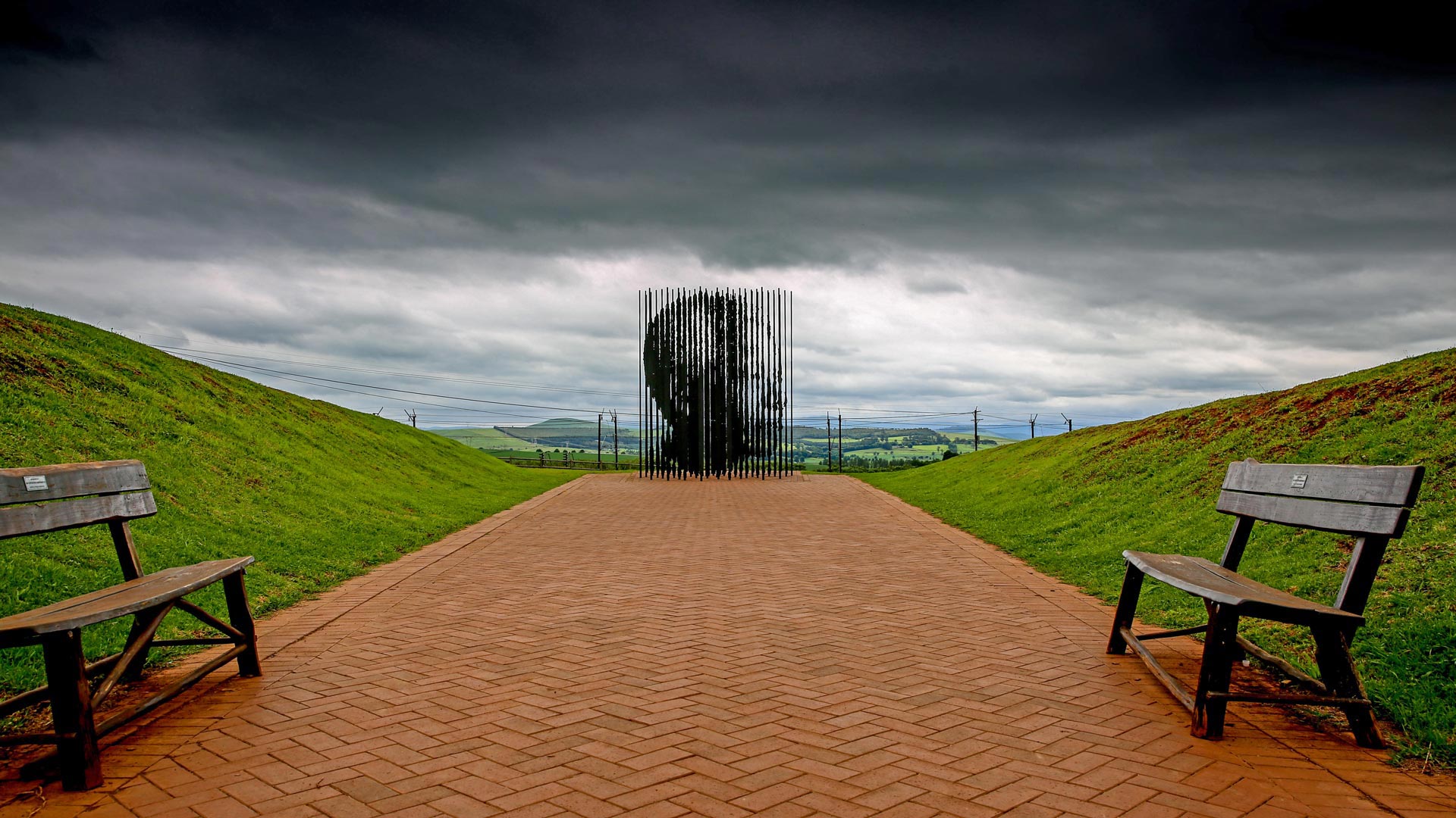 艺术家马可·契亚法奈利设计的纳尔逊·曼德拉纪念雕塑，南非豪伊克