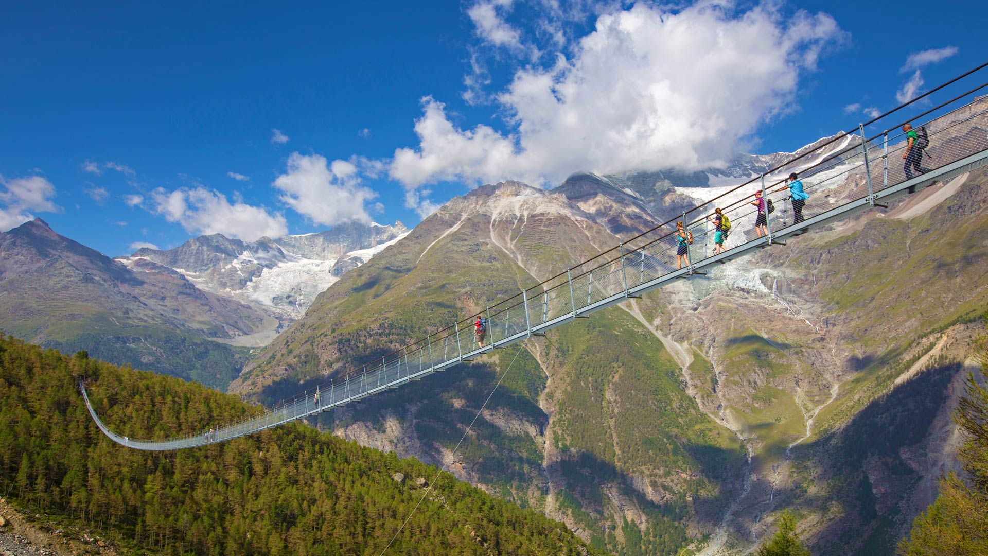 兰达镇附近的查尔斯库纳步行吊桥，瑞士