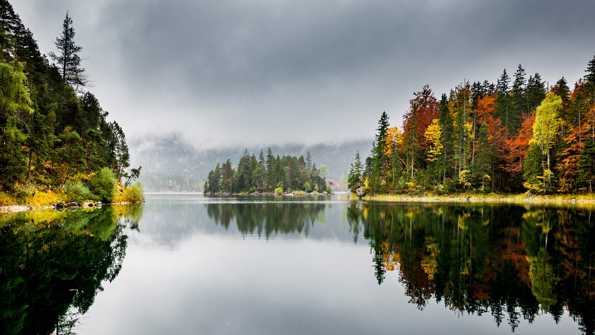 艾布湖，湖水源自阿尔卑斯山的冰雪融水，德国巴伐利亚